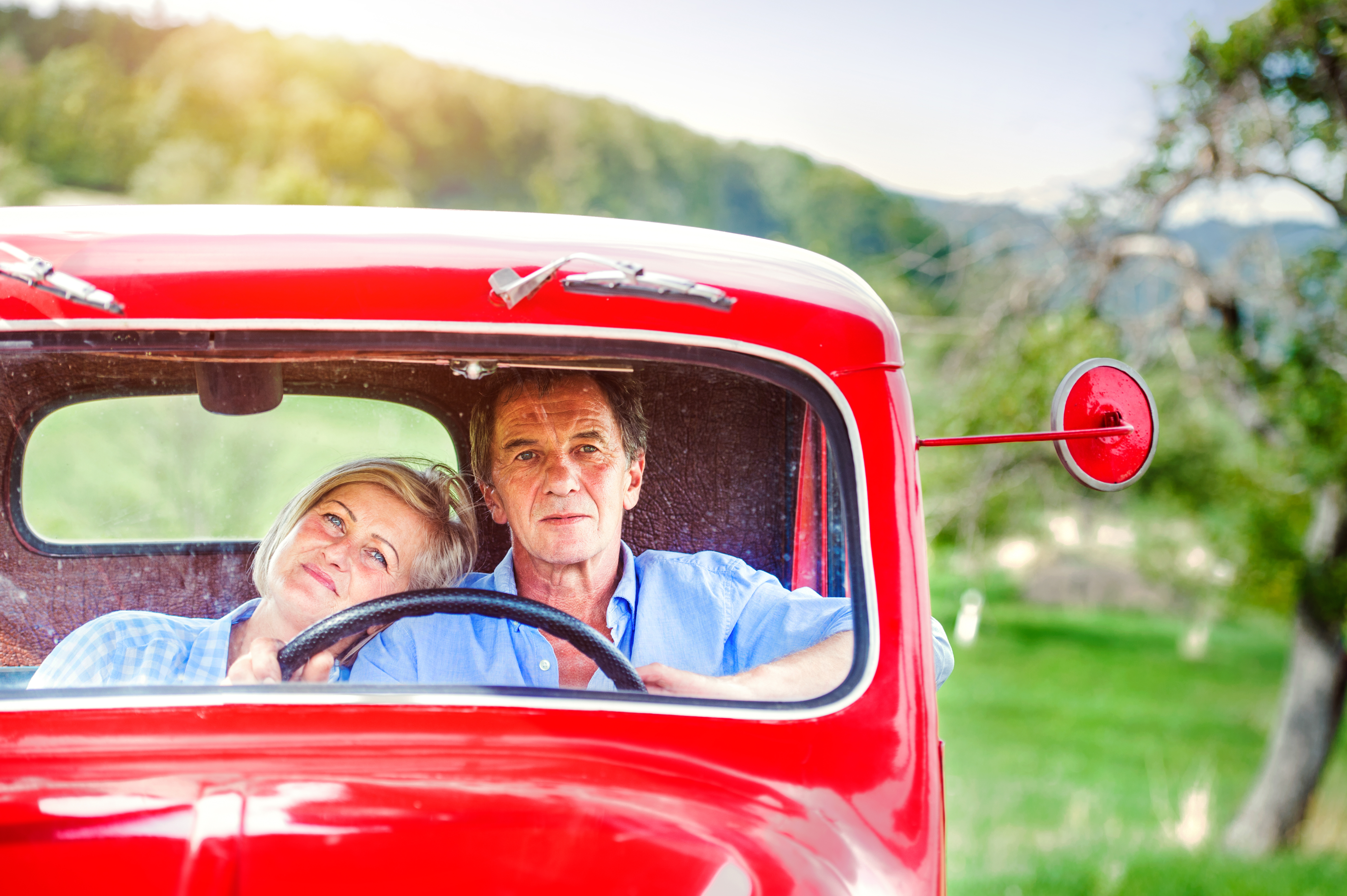 senior couple in their vintage red car SBI 305167219 Introvertit sau Extrovertit?